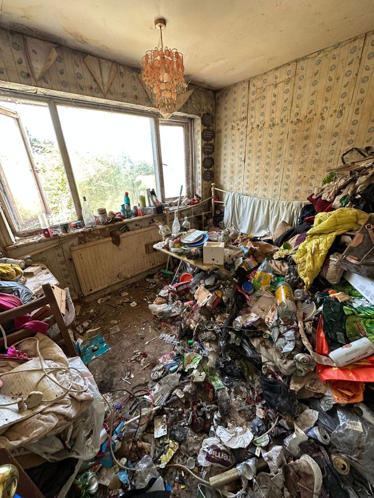 Avant : chambre fortement encombrée et dégradée