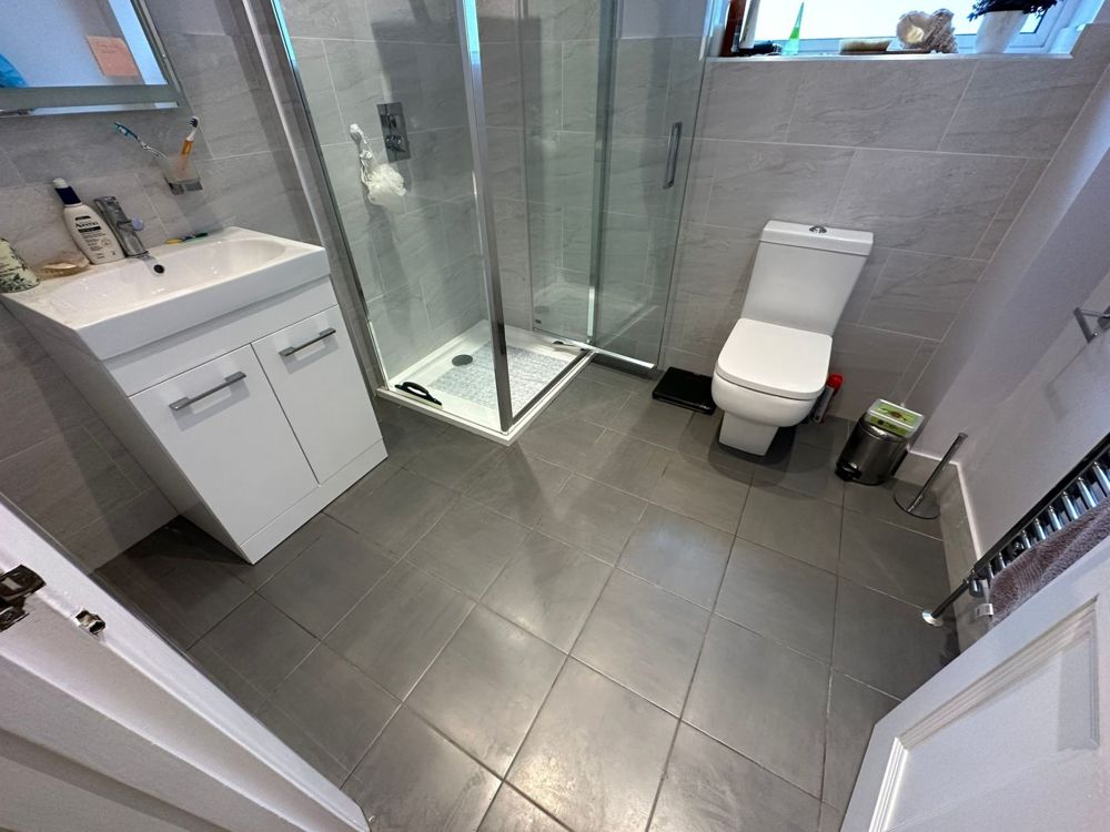 Après : salle de bain entièrement désinfectée et propre