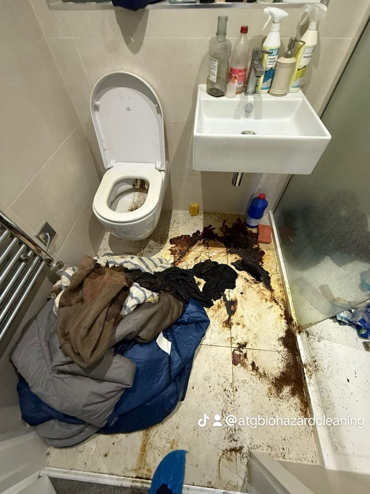 Avant : salle d'eau fortement contaminée